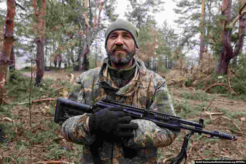 Украинский военный 10-й отдельной горно-штурмовой бригады &quot;Эдельвейс&quot; держит трофейный автомат Калашникова АК-12, захваченный во время боя с российскими военными, Киевщина, март 2022 года / То же место в марте 2024 года