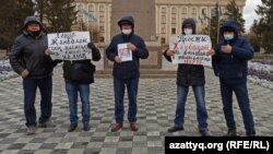 Акция протеста в Уральске в память об убитом Жанболате Агадиле. 12 ноября 2020 года