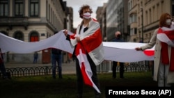 Участники акции в поддержку протестующих в Беларуси у здания Европарламента в 2021 году 