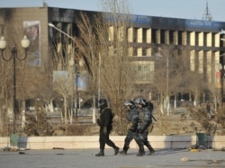 Патруль во время режима ЧП в Жанаозене. 19 декабря 2011 года. Фото: Reuters