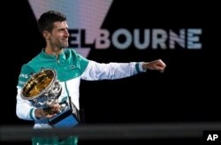 Новак Джокович после победы в Australian Open в феврале 2021 года. Фото: AP